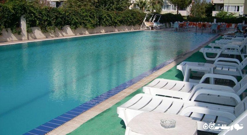 نمای استخر روباز هتل